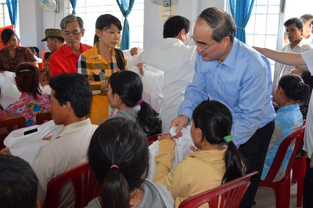 Nguyen Thien Nhan offre des cadeaux aux foyers démunis de Tra Vinh - ảnh 1